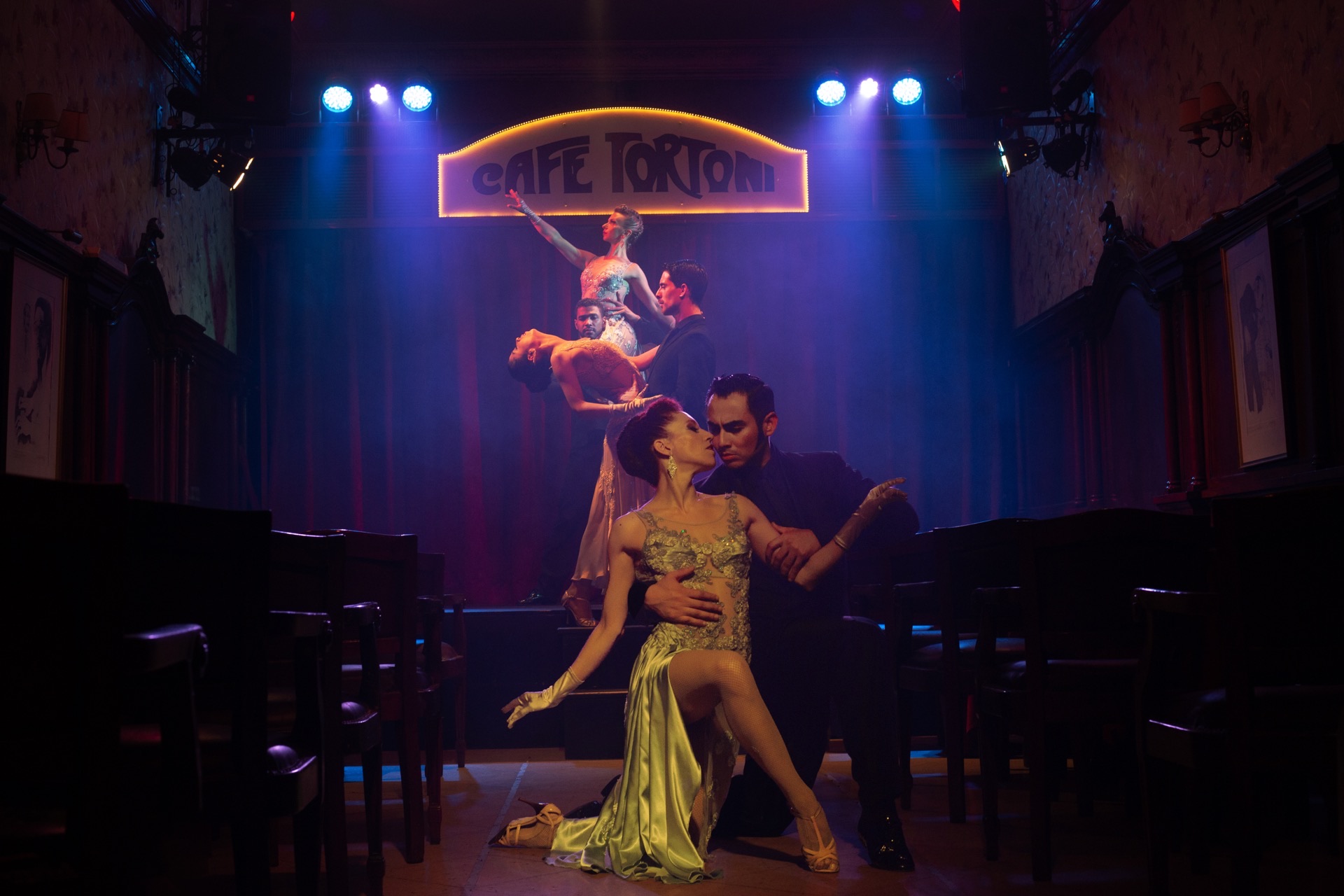 Tango couple dancing at Café Tortoni